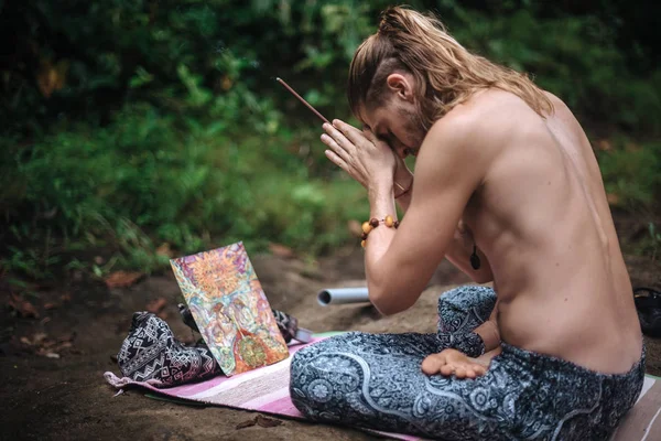 Prática de ioga e meditação na natureza. Homem praticando perto do rio — Fotografia de Stock