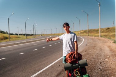 Otostop adam yola. Backpacker yolda