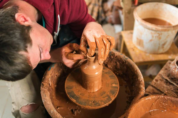 Töpfer bei der Arbeit. Werkstatt. — Stockfoto