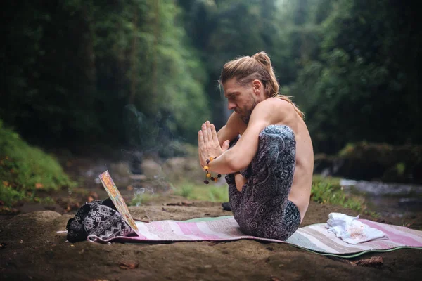 Prática de ioga e meditação na natureza. Homem praticando perto do rio — Fotografia de Stock