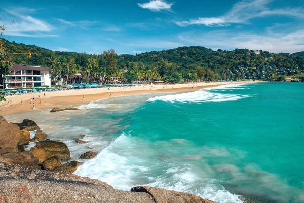 Taş ve üçlü ile Tayland deniz güzel görünümü. Üst görünüm.
