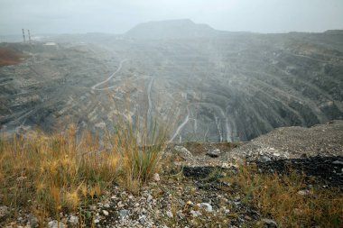 Açık dev bir taş ocağında madencilik