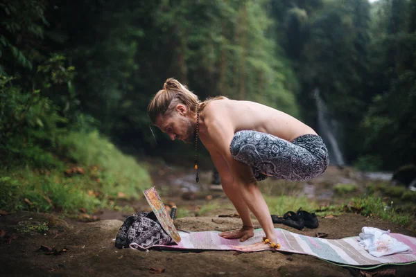 Práctica de yoga y meditación en la naturaleza. Hombre practicando cerca del río — Foto de Stock