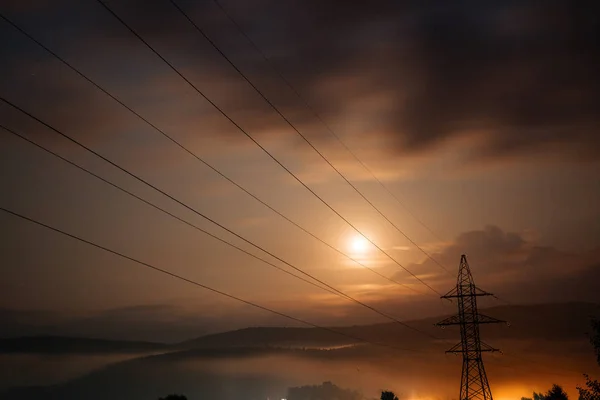 Linia energetyczna o zachodzie słońca. Energia elektryczna — Zdjęcie stockowe