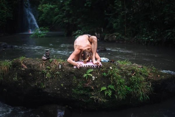 Yoga beoefening en meditatie in de natuur. Man beoefenen in de buurt van de rivier — Stockfoto