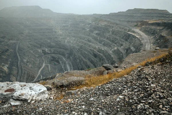 Gruvbrytning i ett öppet gigantiskt stenbrott — Stockfoto