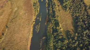 İnsansız hava aracı görüntüleri. Rusya'da nehir üzerinde uçuş.