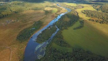 İnsansız hava aracı görüntüleri. Rusya'da nehir üzerinde uçuş.