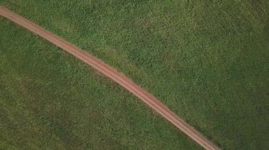 Yol ile yeşil alan altında Drone görünümü.