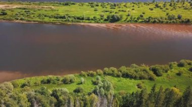 Rusya'da büyük nehir üzerinde Drone görünümü.