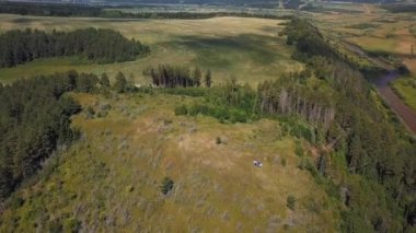 Rusya'da büyük nehir üzerinde Drone görünümü.