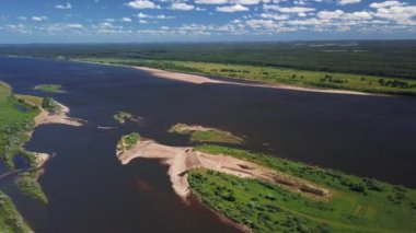 Rusya'da büyük nehir üzerinde Drone görünümü.