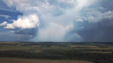 İnsansız hava aracı görünümü. Bulutlar ve gökkuşağı ile yaz alanları.