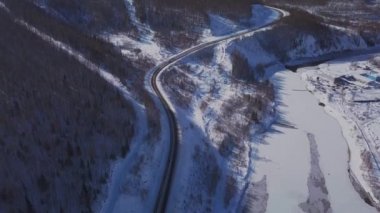 Kışın yolda drone görünümü.