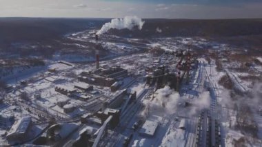 Atmosfere buhar ve duman yayan bir fabrika kirliliğe neden oluyor. Drone görünümü.