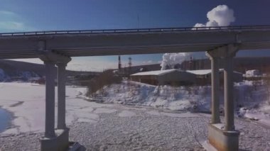 Atmosfere buhar ve duman yayan bir fabrika kirliliğe neden oluyor. Drone görünümü.