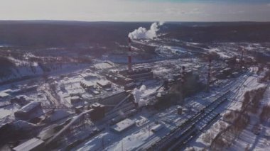Atmosfere buhar ve duman yayan bir fabrika kirliliğe neden oluyor. Drone görünümü.