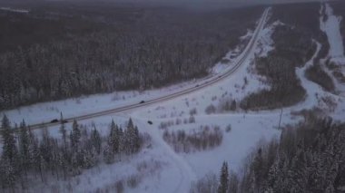 Kışın yolda drone görünümü.