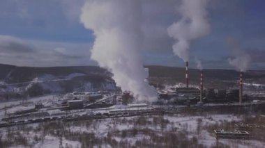 Atmosfere buhar ve duman yayan bir fabrika kirliliğe neden oluyor. Drone görünümü.