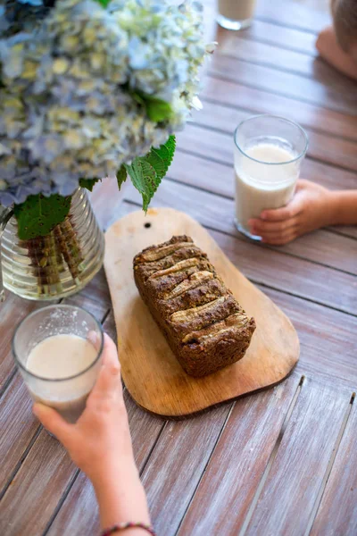 Vegan bananenbrood met groene boekweit en glas havermelk. — Stockfoto