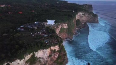 Bali Uluwatu plajda gün batımı zamanı.