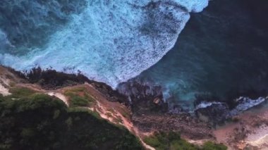 Bali Uluwatu plajda gün batımı zamanı.