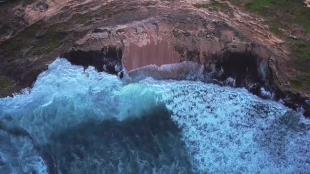 Ώρα Sunset Στην Παραλία Uluwatu Στο Μπαλί — Αρχείο Βίντεο