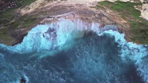 L'heure du coucher du Soleil sur la plage de Uluwatu à Bali .
