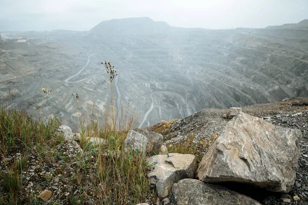 Mineração em uma pedreira gigante aberta — Fotografia de Stock