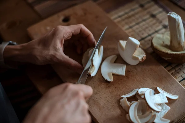 Cortar o cogumelo branco. Preparação para secagem — Fotografia de Stock