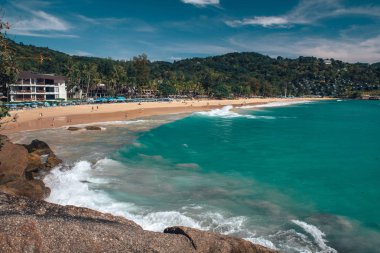 Taş ve üçlü ile Tayland deniz güzel görünümü. Üst görünüm.