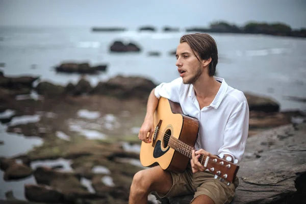 समुद्र तट पर गिटार के साथ रोमांटिक युवा — स्टॉक फ़ोटो, इमेज