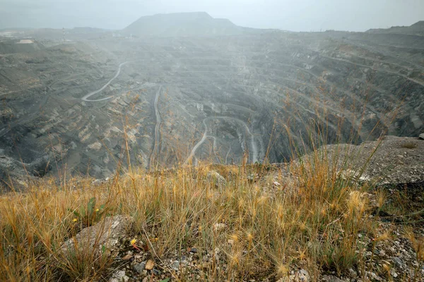 在露天巨型采石场采矿 — 图库照片