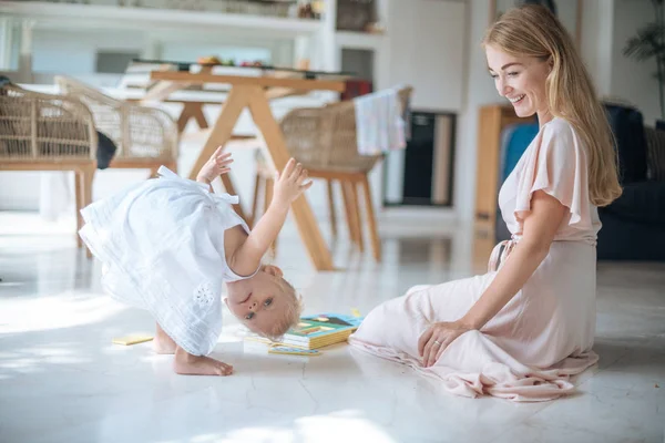 Mother and daughter play in the house — Stock Photo, Image