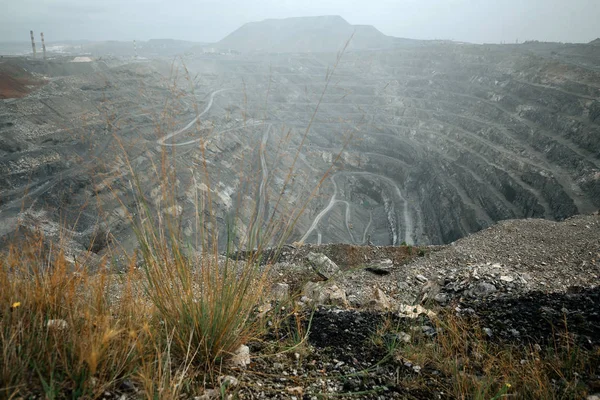 Mineração em uma pedreira gigante aberta — Fotografia de Stock