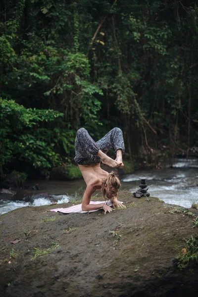 Práctica de yoga y meditación en la naturaleza. Hombre practicando cerca del río — Foto de Stock