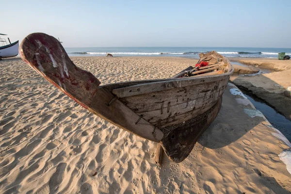 Barcos de pesca antiguos en la playa en Goa, India . — Foto de Stock