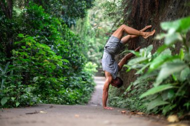 Erkek, dışarıda yoga ve meditasyon pratiği yapıyor.