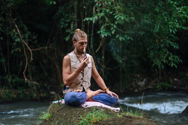 Verkrachting Ceremonie en meditatie in de natuur. Shamanistische traditie — Stockfoto