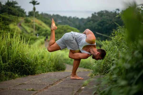 Muž praxe jóga praxe a meditace venku — Stock fotografie