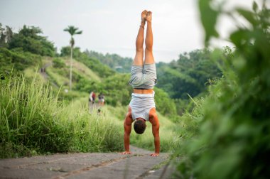 Erkek, dışarıda yoga ve meditasyon pratiği yapıyor.