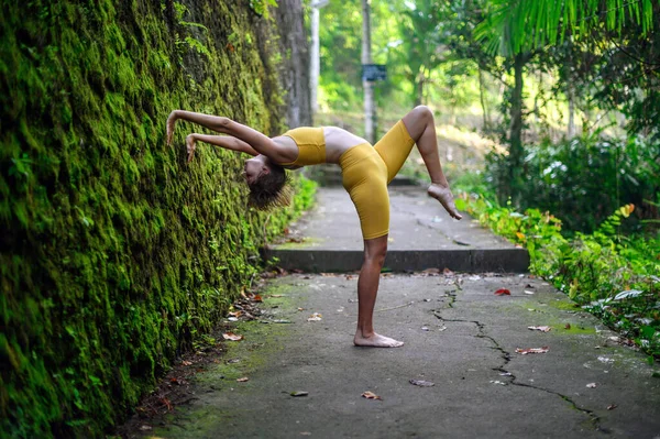 Práctica de yoga y meditación en la naturaleza. Mujer practicando al aire libre. — Foto de Stock