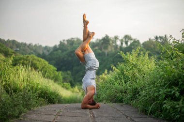Erkek, dışarıda yoga ve meditasyon pratiği yapıyor.