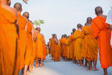 Tayland 'daki Phuket' teki Büyük Buda Tapınağı yakınlarında turuncu elbiseli genç Budistler. 28 Nisan 2019.