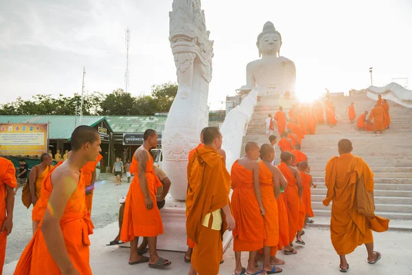 Jóvenes budistas vestidos de naranja cerca del Templo del Gran Buda en Phuket, Tailandia. abril 28, 2019. — Foto de Stock