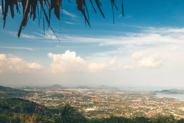 Tayland 'ın Phuket Yarımadası tepelerinin manzarası.