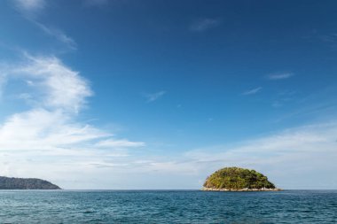 Okyanusta yalnız küçük bir ada