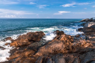 Okyanusun dalgalı kıyıları