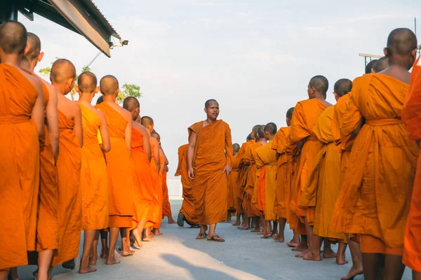 タイのプーケットにある大仏殿近くのオレンジの服を着た若い仏教徒。2019年4月28日. — ストック写真