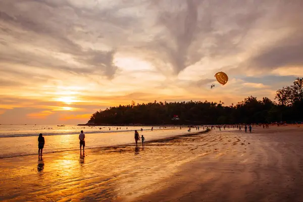 Parachute fun at Kata Beach in Phuket, Thailand. April 28, 2019 — Stock Photo, Image